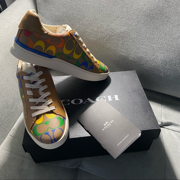 ❤️SOLD❤️Coach Sneaker In Rainbow Signature Canvas Size 7